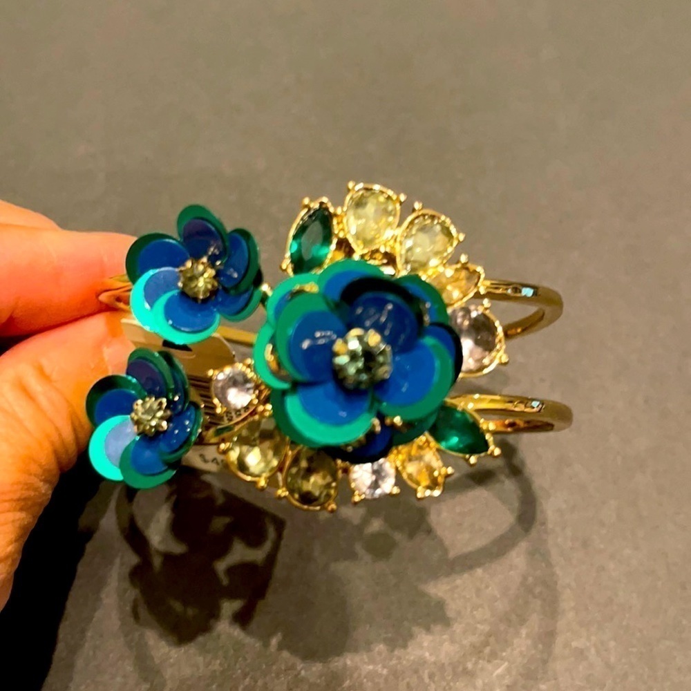 𝅺NWT Talbots Gold Bangle w/ Flower bracelet